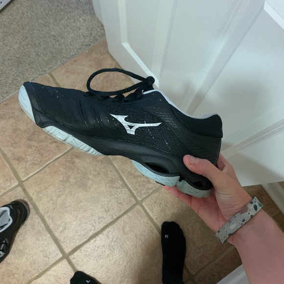 Mizuno volleyball shoes - Picture 2 of 4